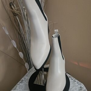 💖💞Womens Michael Kors White Chelsea Ankle Boots with Black Panels Size 10 NWOT